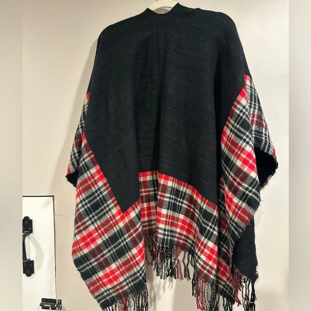 Super Soft & Cozy Reversible Extra Large Poncho Wrap Plaid Black Red White EUC